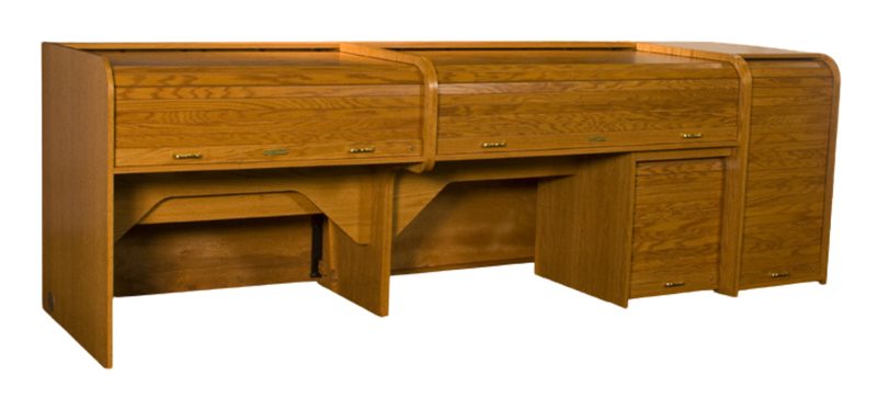 I-Custom multi-desk Inspire workstation with VIDEOBAY monitor platform and 10RU undermounted rack